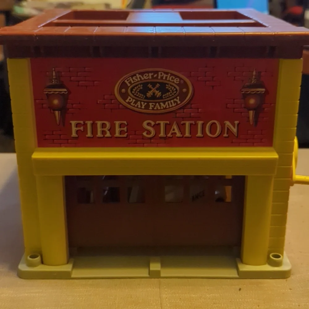 1979 VINTAGE WORKING FISHER PRICE PLAY FAMILY FIRE STATION #928 w/accessories - Picture 9 of 16